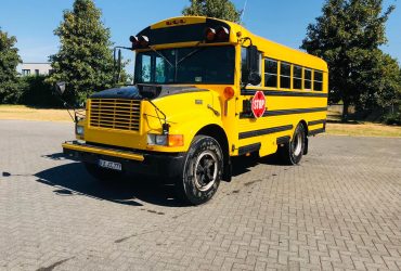 Mittlerer gelber Schoolbus